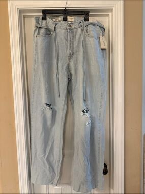 Universal Thread Light Wash Ripped Wide-Leg Jeans